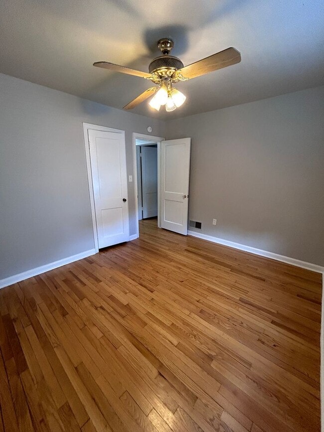 Building Photo - Adorable 2 BR home - Convenient to all thi...
