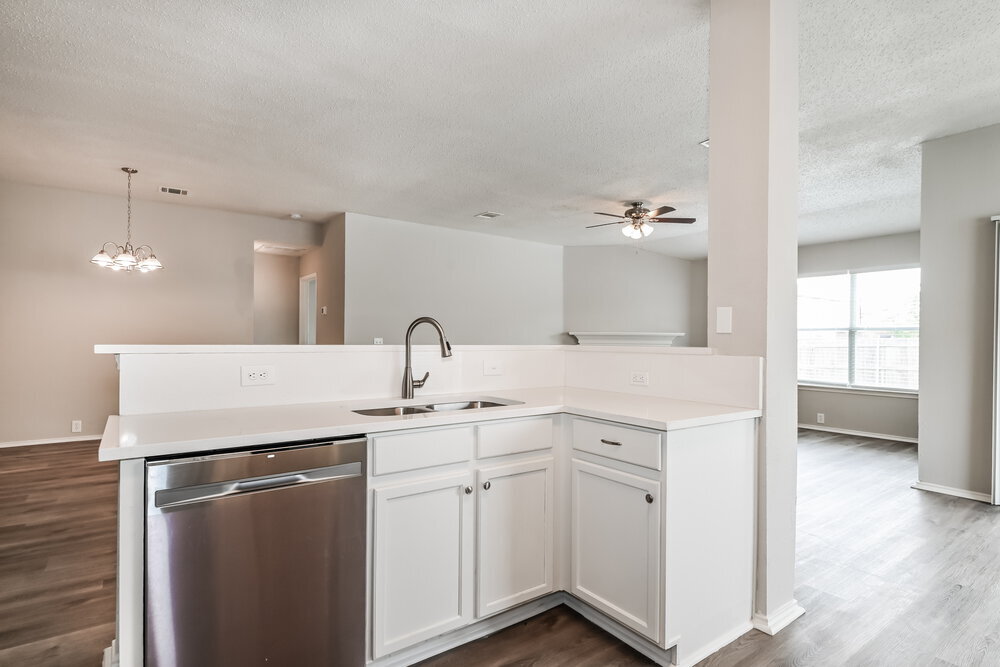 Building Photo - 6730 Meadowcrest Dr