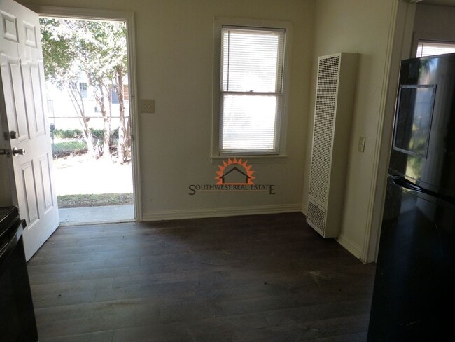 Building Photo - 1 bedroom 1 bath home that won't break the...