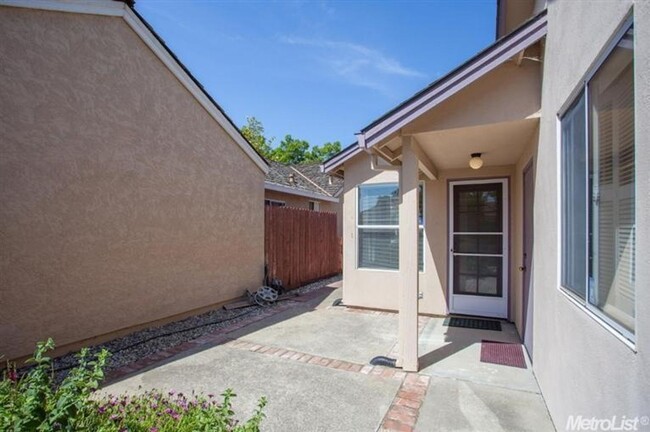 Building Photo - West Davis three bedroom available for Nov...