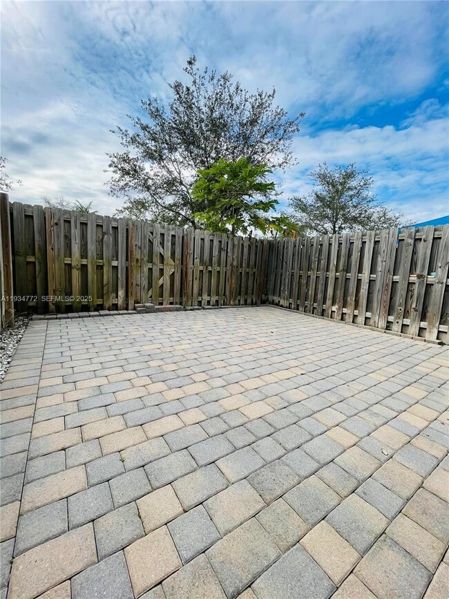 Building Photo - 11564 SW 151 Ave