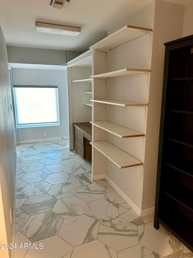 Building Photo - 5634 E Wilshire Dr