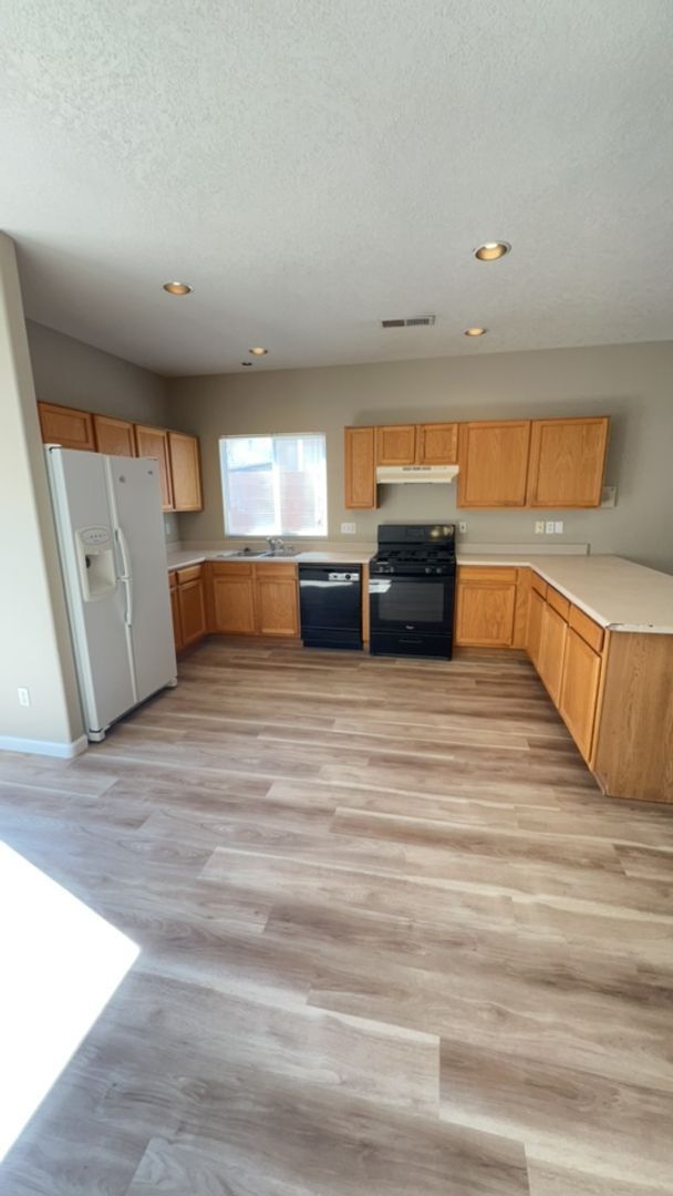 Building Photo - Beautiful 4 Bedroom 2.5 Bath home in the Vista Del Norte Subdivision