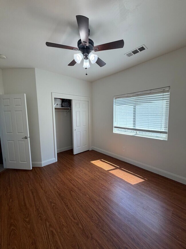 Building Photo - 118 Emerald Isle Way