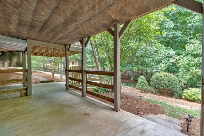 Building Photo - Spacious 7BR House in Powder Springs