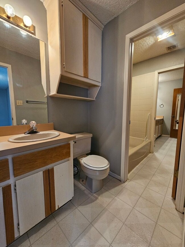 Building Photo - (2) Bed/(1.5) Bath Townhome Available NOW!