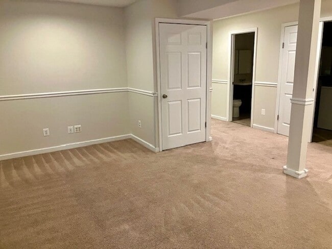 Building Photo - SPACIOUS HOME ON LARGE LOT - 4 BEDS 2.5 BATHS