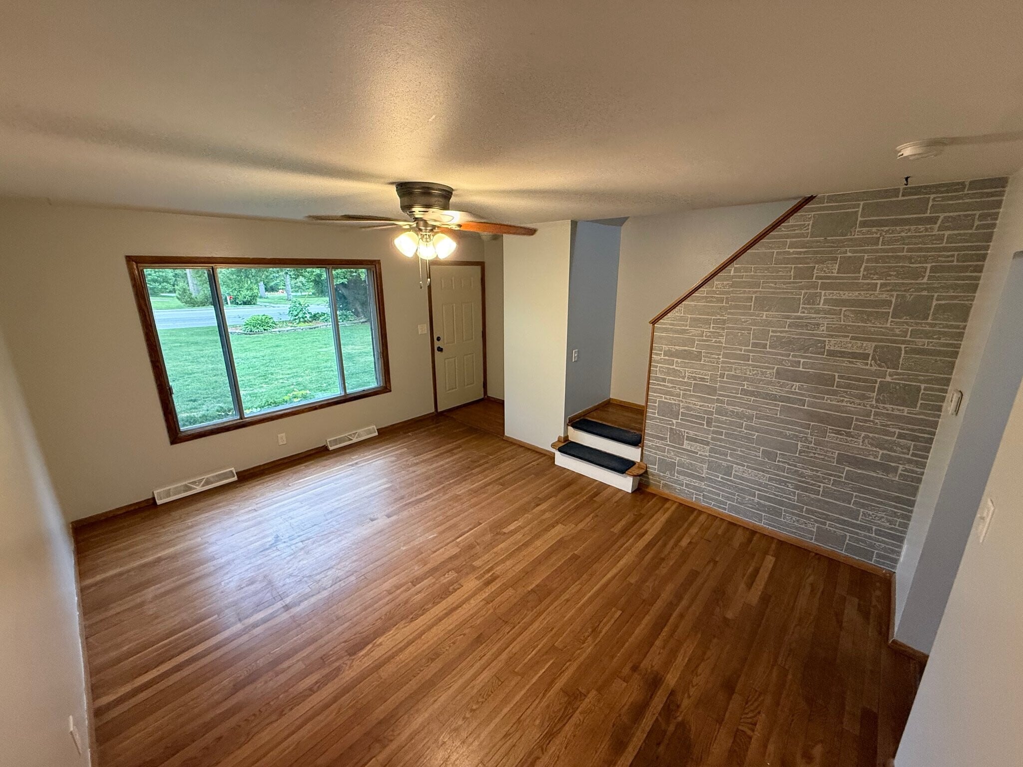Building Photo - 542 S Newman Rd