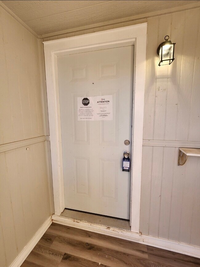 Building Photo - Take a look inside! 4 bed 2 bath with 3 car garage