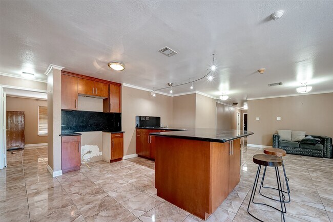 Building Photo - 7711 Beechnut St