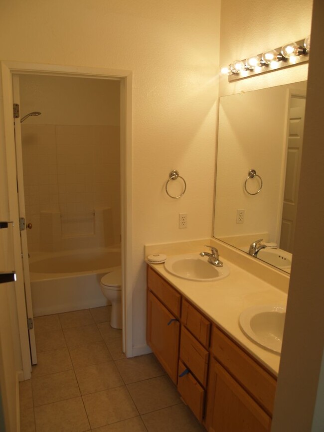 Building Photo - East Dublin Townhome in Great Location!