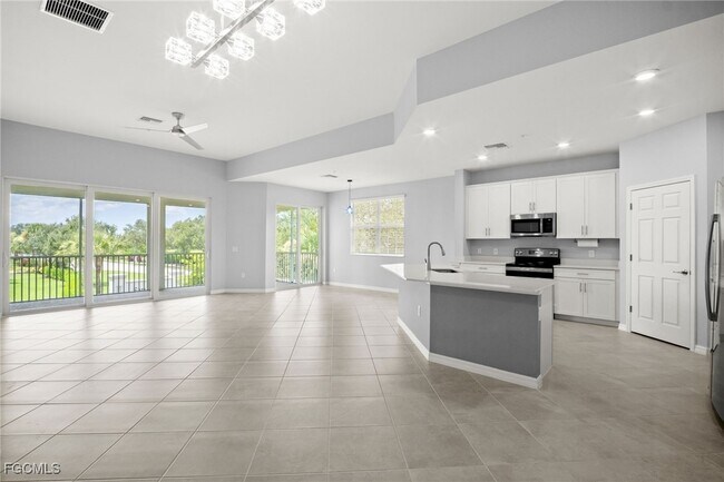 Building Photo - 12000 Santaluz Dr