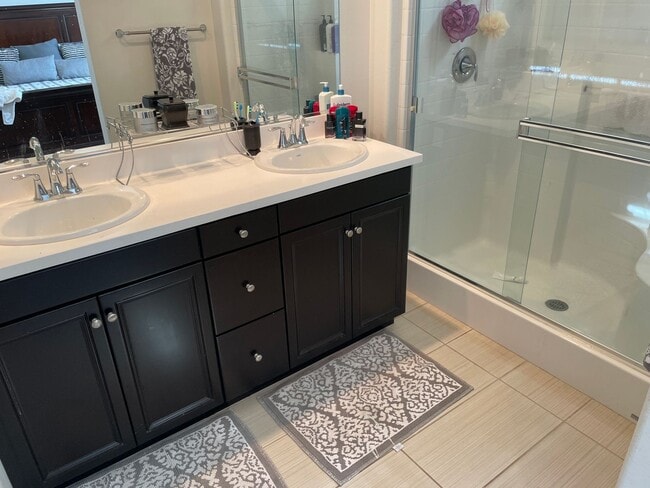 Building Photo - 3-Bedroom Hartford River Village Home with...