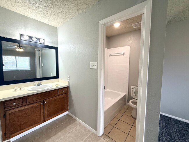 Building Photo - 1021-1023 Vera Court