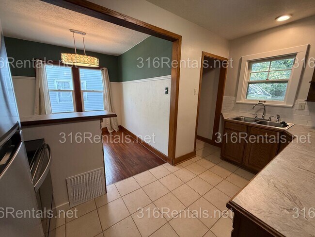 Building Photo - $1100 - 2 bedroom/ 1 bathroom - Gorgeous Single Family Home