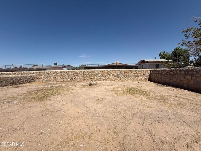 Building Photo - 955 Versailles Dr