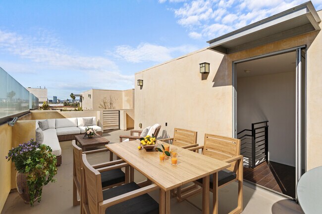 Virtual Staging - 225 S Hamilton Dr