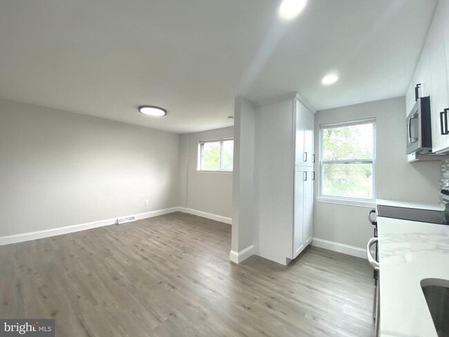 Building Photo - 1319 Rainer Rd