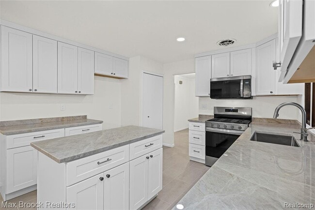 Building Photo - 28977 Lake Park Dr