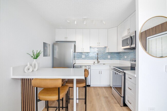 Building Photo - Beautifully Remodeled and Fully furnished 2 Bed 1.5 1 parking.  Available between March-Nov 30th