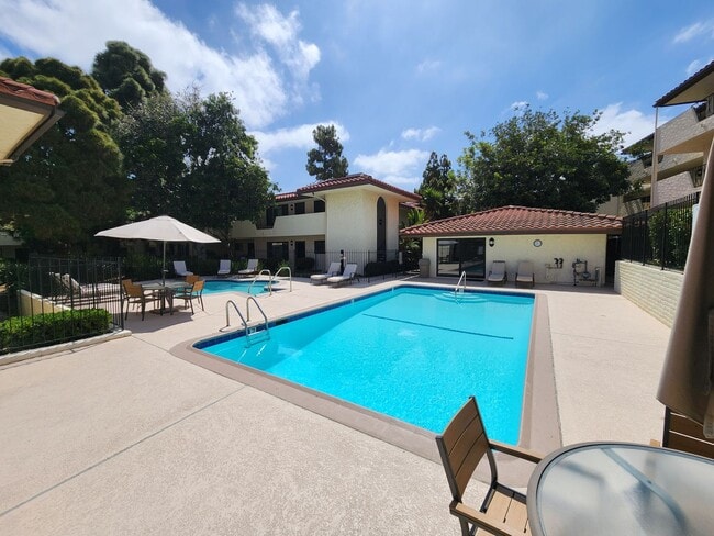 Building Photo - Completely Remodeled 3rd Floor Top Unit with Bay Views