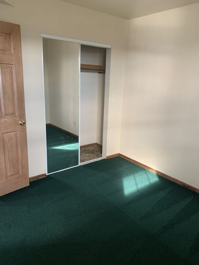 Building Photo - Charming Lakeview Duplex for Rent!