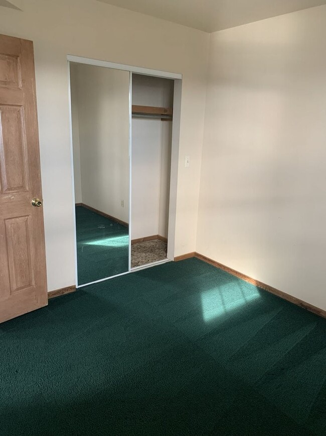 Building Photo - Duplex Available in Forsyth!