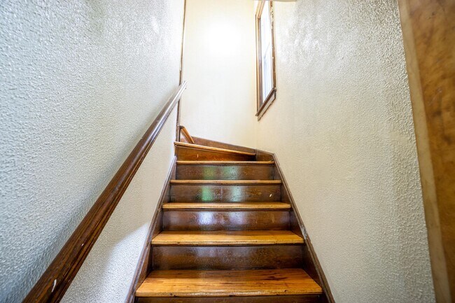 Building Photo - Large Newly Renovated Second Floor Flat Av...