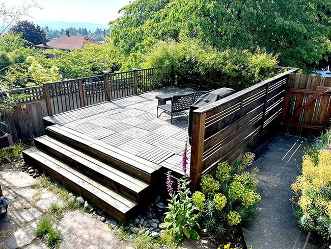 Building Photo - Spacious 4BR Capitol Hill Home with Lake W...