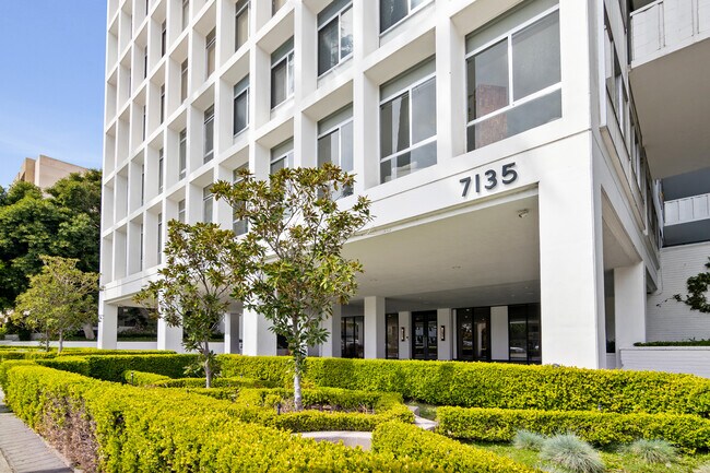 Building Photo - 7135 Hollywood Blvd