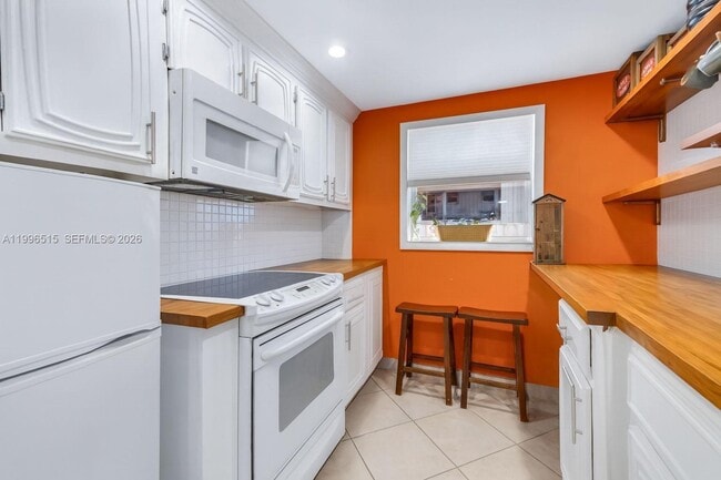 Building Photo - 2300 SW 22nd Ave