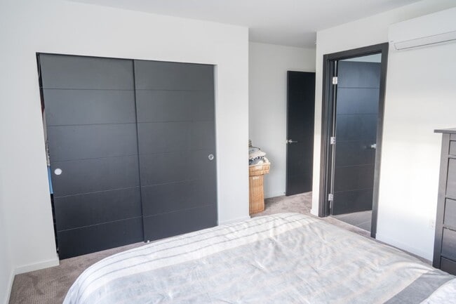 Building Photo - 3Bd/3.25Ba Seattle