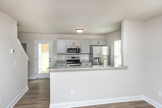 Building Photo - Elegant 2-Bedroom, 2.5-Bath Townhome Minutes from Downtown Greenville and walking distance to Swa...