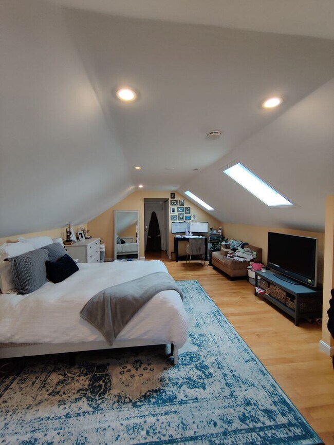 Building Photo - No Brokers Fee, Large Fully Renovated Unit in Oak Sq. Free Laundry, Backyard, Patio, Parking Incl...