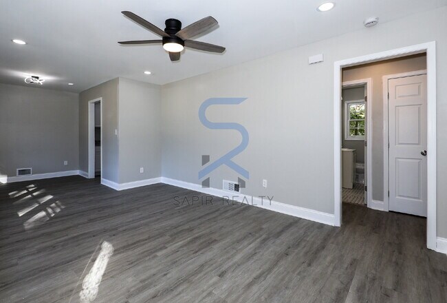 Building Photo - Move in before November 15th and choose yo...