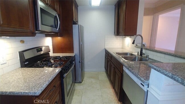 Building Photo - 2020 Beachwood Dr
