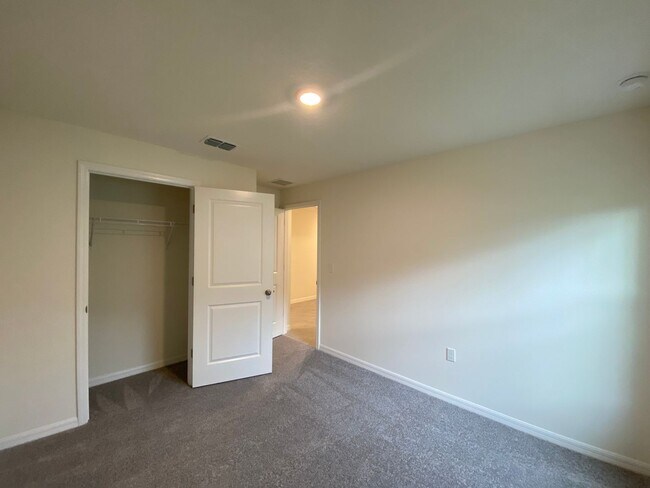 Building Photo - Desirable Lake Diamond Subdivision 4/2/2 **Won't Last*