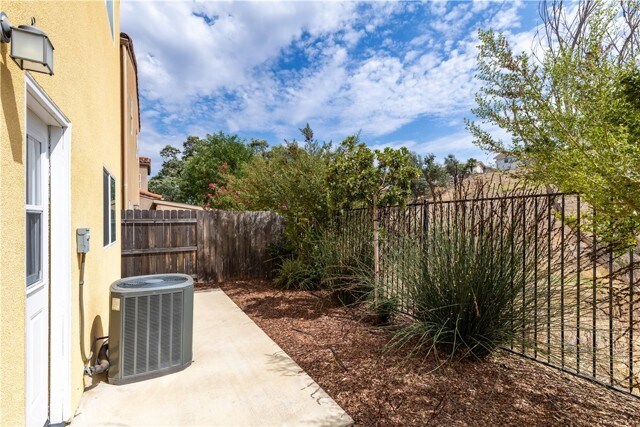 Building Photo - 351 Calle de Pueblo