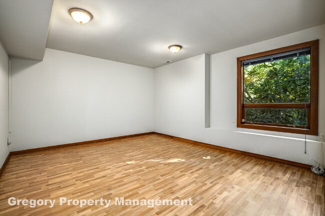 Building Photo - Outstanding Lake Sammamish Views. Private ...