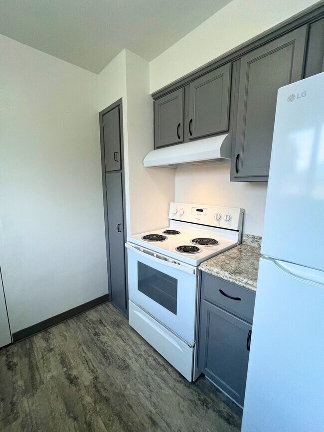 Building Photo - (UNM)  2 bed/1 bath Apartment