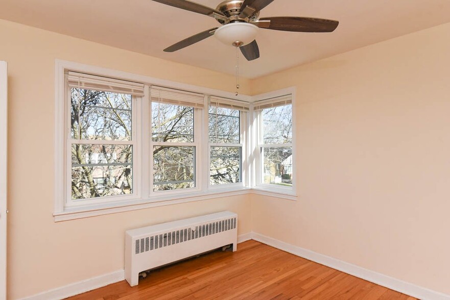 Building Photo - 2723 W Berwyn Ave