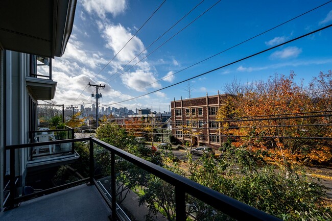 Building Photo - Modern & Spacious 2+ Bedroom/3.25 Bath Vie...