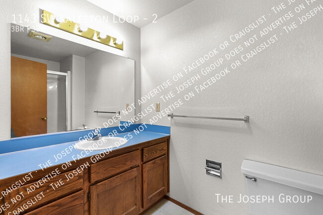 Building Photo - 1143 SW Kaleeton Loop