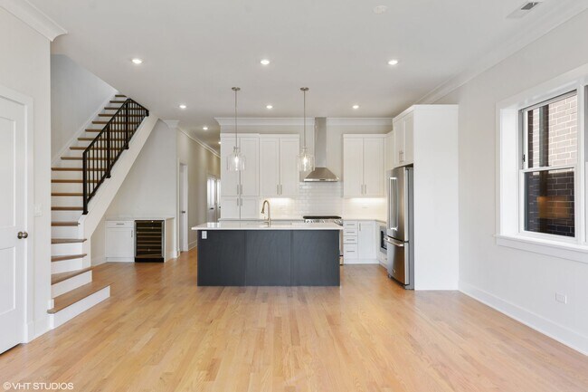 Building Photo - Pet Friendly 3 Bed 2 Bath Condo Quality in...