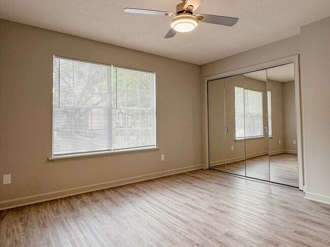 Building Photo - 1921 Larette Dr