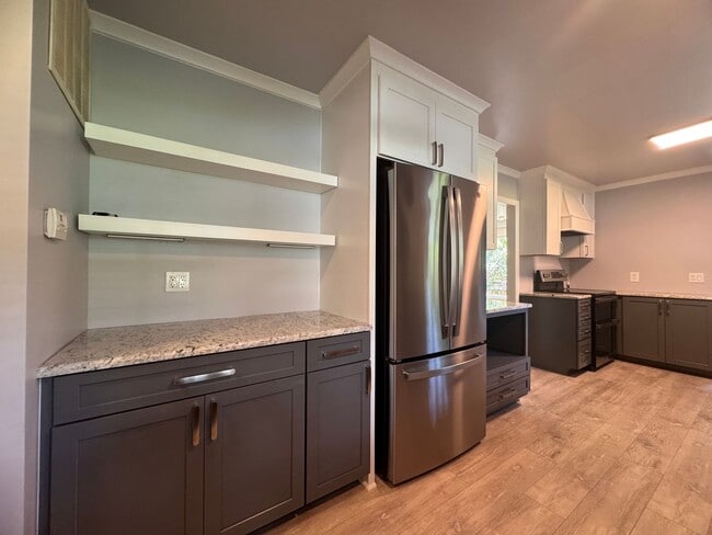 Building Photo - 4 Bedroom Jamestown Beauty!