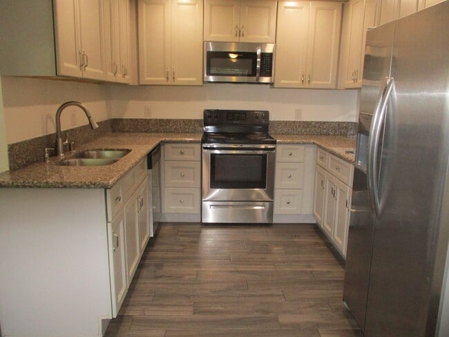 Building Photo - Desirable Chula Vista 2 Bedroom 2 Bath Condo!