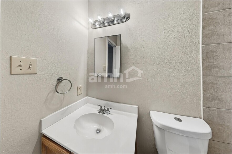 Building Photo - 7659 Chatsworth