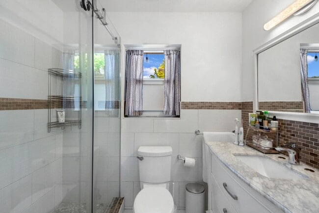 Building Photo - 220 SE 2nd Ave