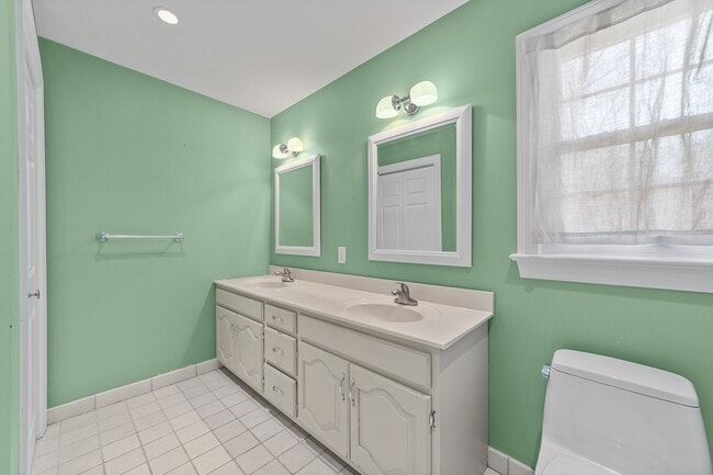 Building Photo - 832 Chalbourne Dr